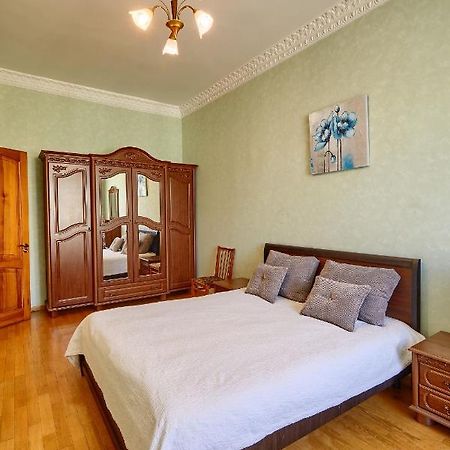 Apartment Near Lva Tolstoho Square Kijev Kültér fotó