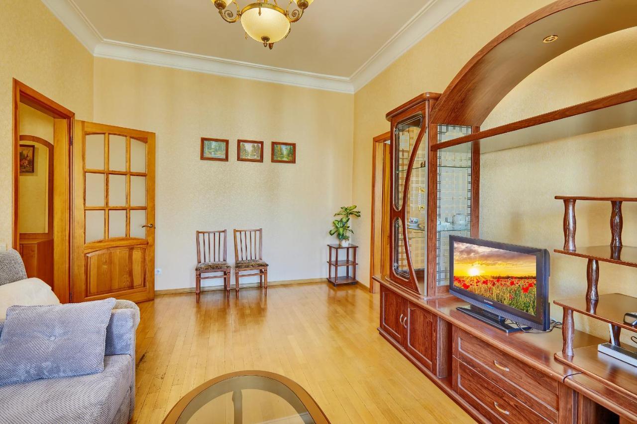 Apartment Near Lva Tolstoho Square Kijev Kültér fotó