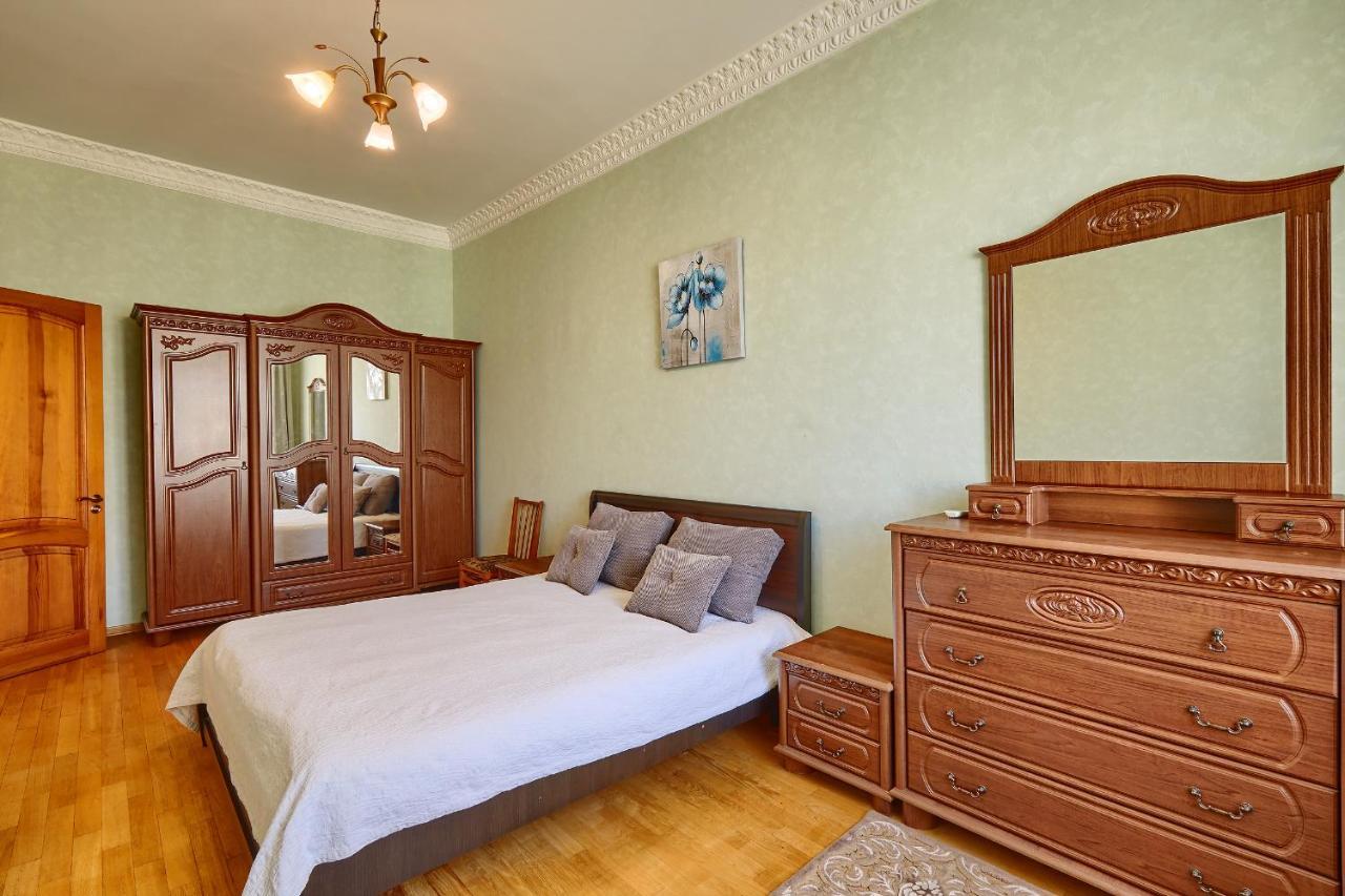 Apartment Near Lva Tolstoho Square Kijev Kültér fotó